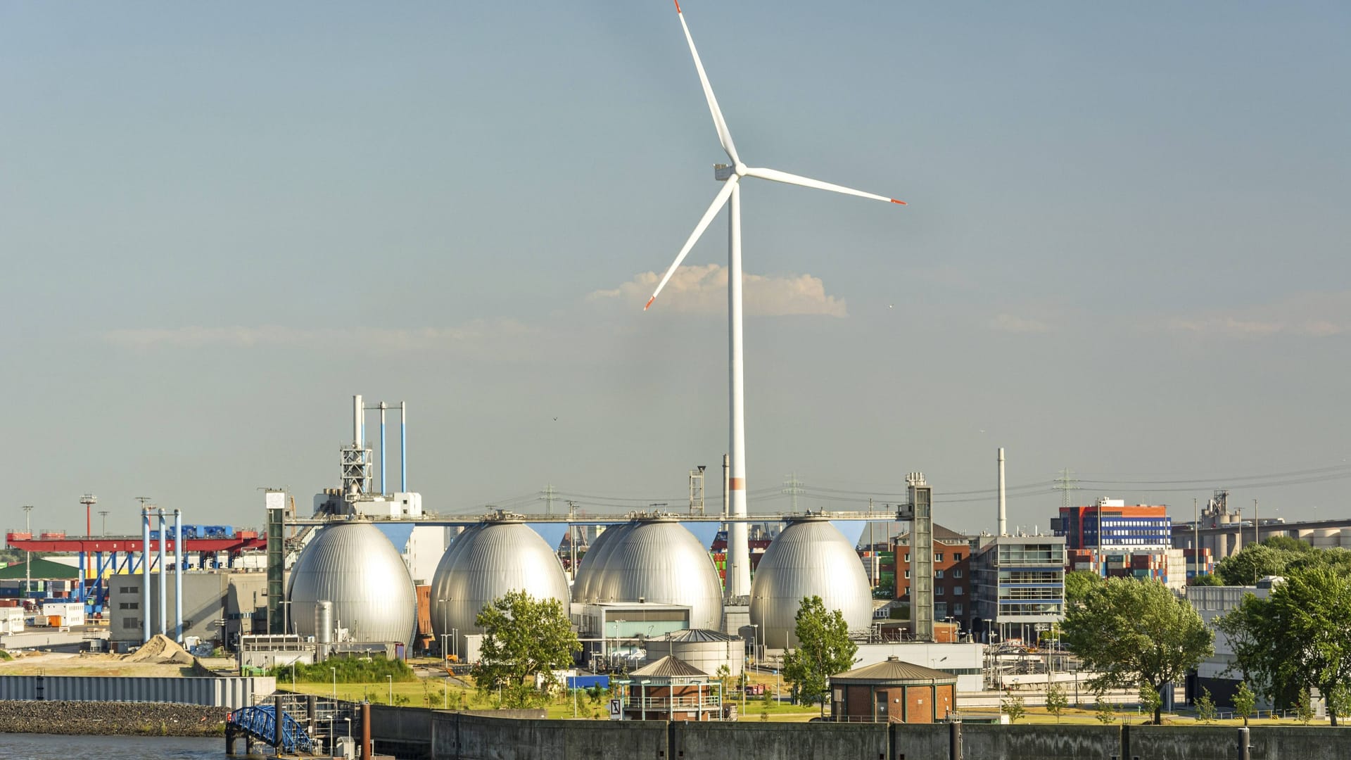 Eine große Windkraftanlage im Hamburger Hafen (Archivbild): Hamburg arbeitet daran, sich künftig unabhängig mit Strom zu versorgen.