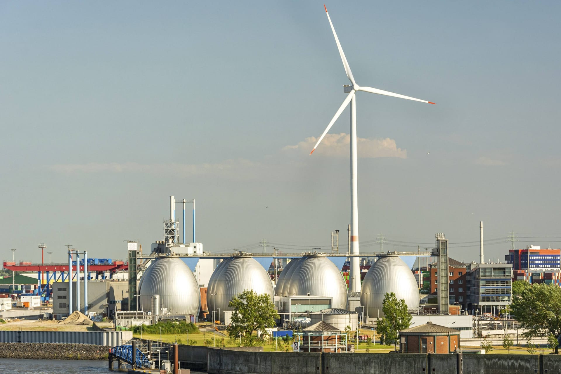 Eine große Windkraftanlage im Hamburger Hafen (Archivbild): Hamburg arbeitet daran, sich künftig unabhängig mit Strom zu versorgen.