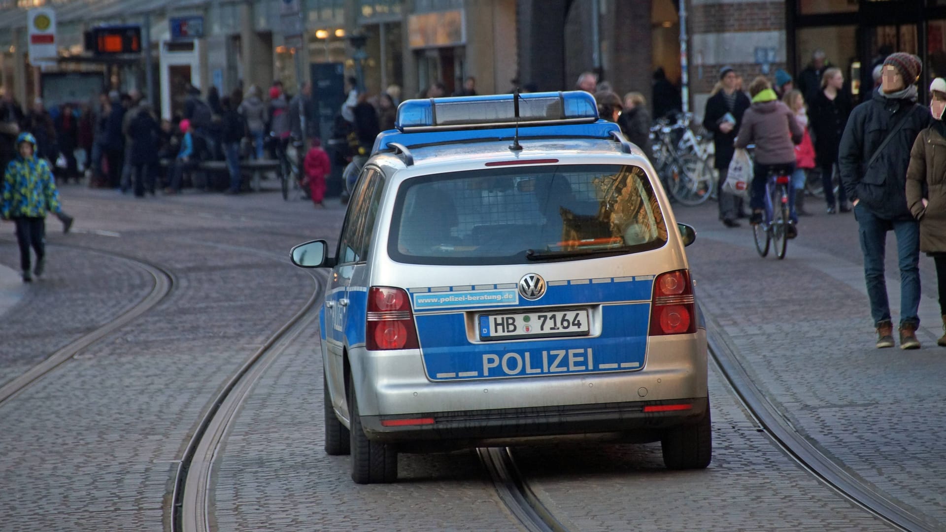 Nach dem Anschlag auf den Berliner Weihnachtsmarkt hat auch die Bremer Polizei ihre Präsenz in der Innenstadt erhöht. Hier ein Polizeiwagen in Bremens Haupteinkaufsstraße, der Obernstraße.