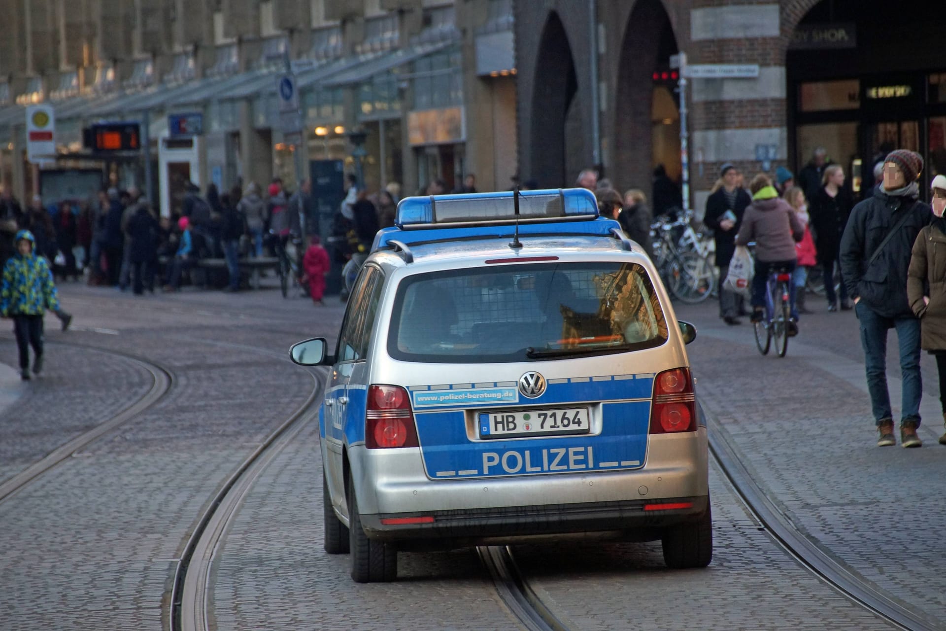 Nach dem Anschlag auf den Berliner Weihnachtsmarkt hat auch die Bremer Polizei ihre Präsenz in der Innenstadt erhöht. Hier ein Polizeiwagen in Bremens Haupteinkaufsstraße, der Obernstraße.