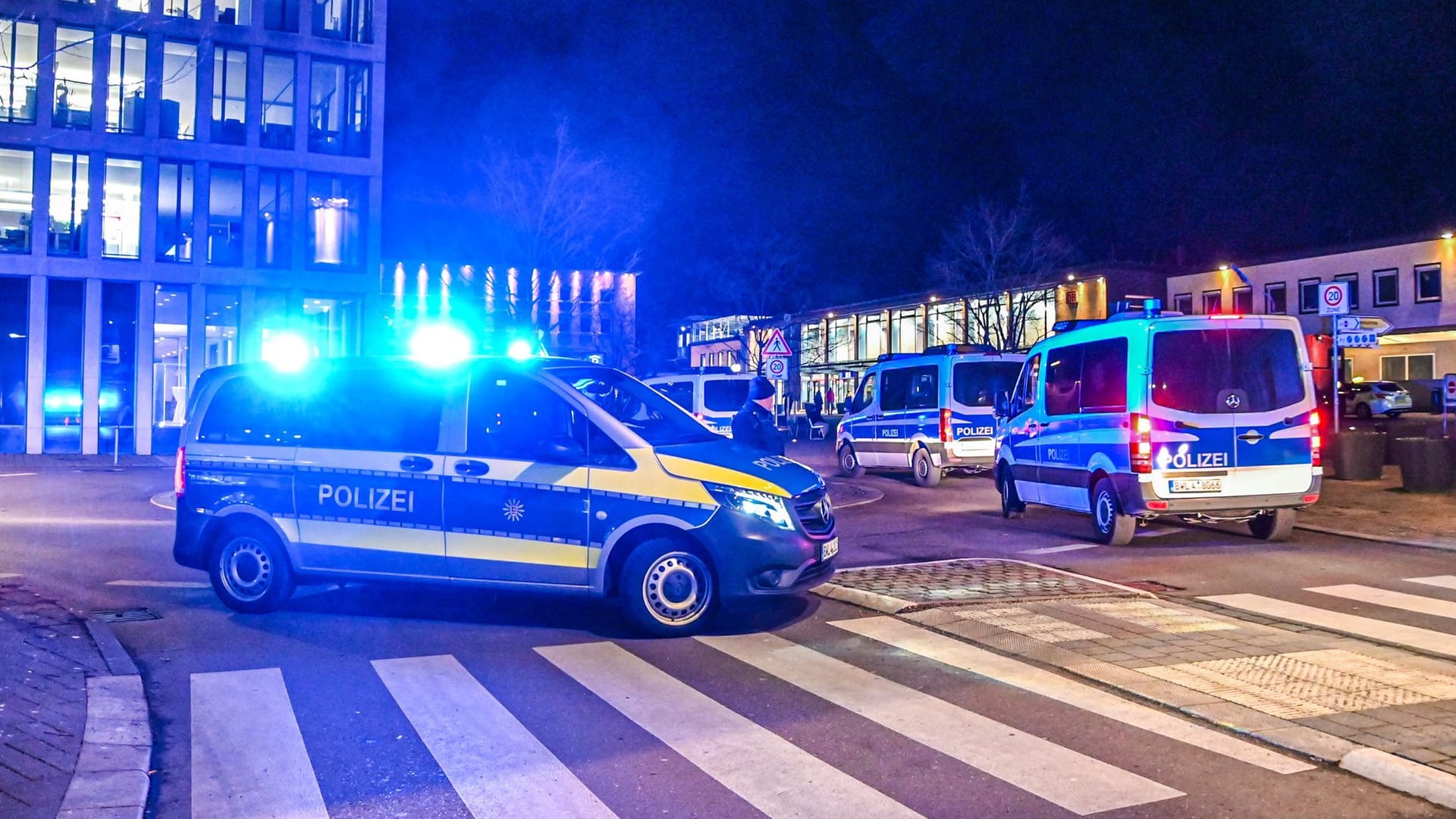 Polizeikräfte sind in Göppingen im Rahmen von Durchsuchungsmaßnahmen im Einsatz.