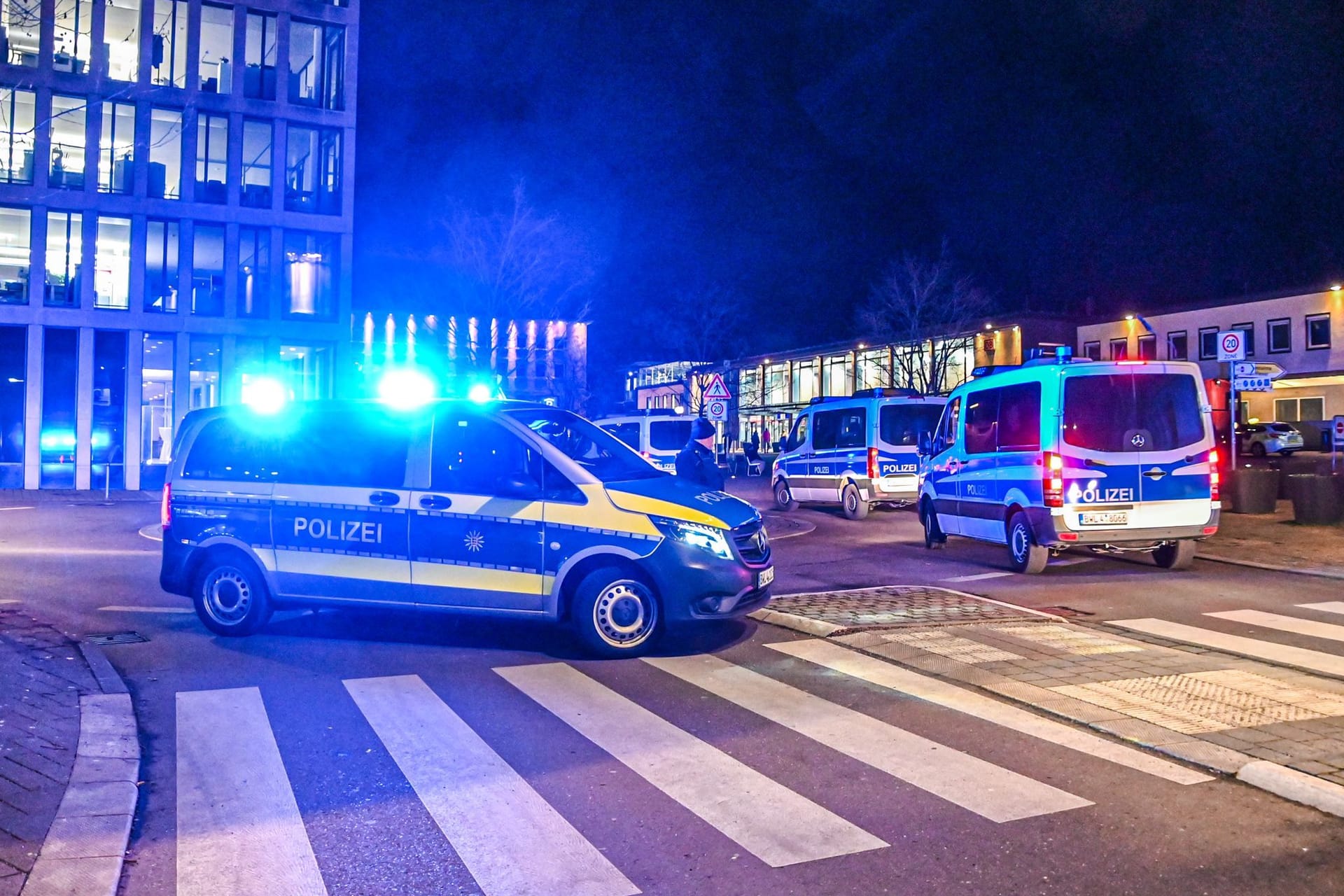 Polizeikräfte sind in Göppingen im Rahmen von Durchsuchungsmaßnahmen im Einsatz.