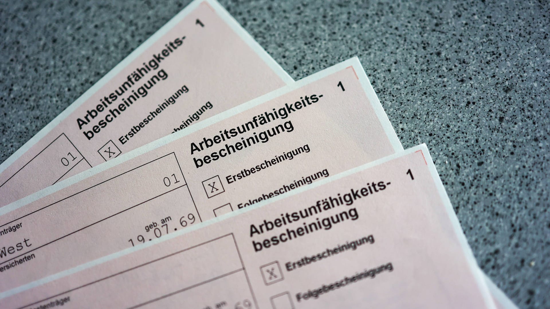 Arbeitsunfähigkeitsbescheinigungen sind nötig für die Krankmeldung beim Arbeitgeber.