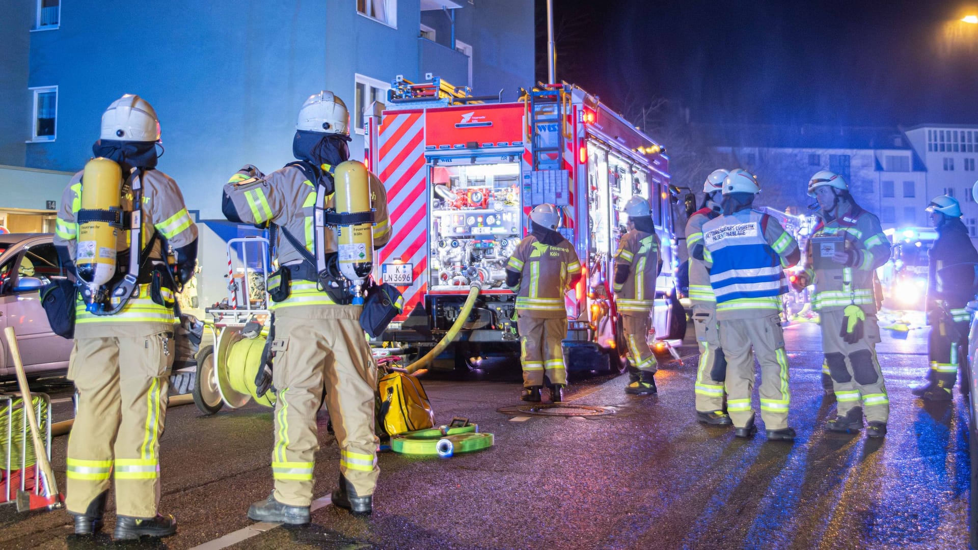 In der Nacht zu Dienstag wurde die Feuerwehr Köln an die Wöhlerstraße im Stadtteil Neuehrenfeld alarmiert.