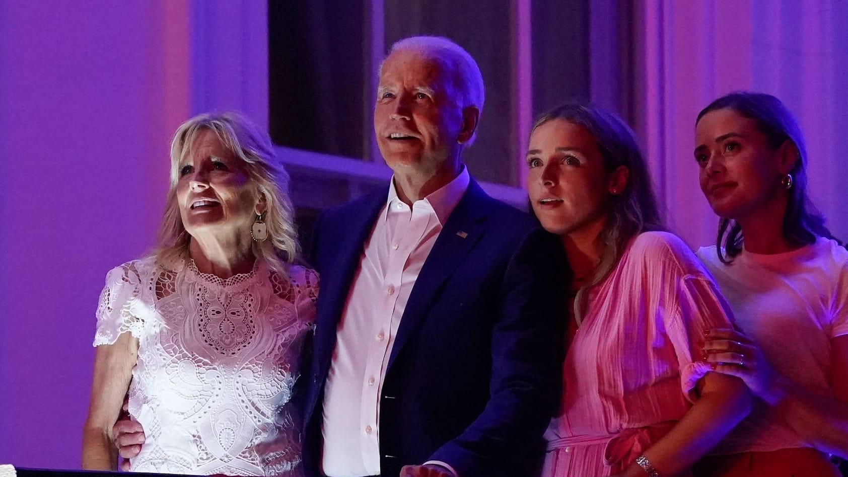 US-Präsident Joe Biden mit seiner Ehefrau Jill und den Enkelinnen Finnegan (2.v.r) und Naomi. (Archivbild)