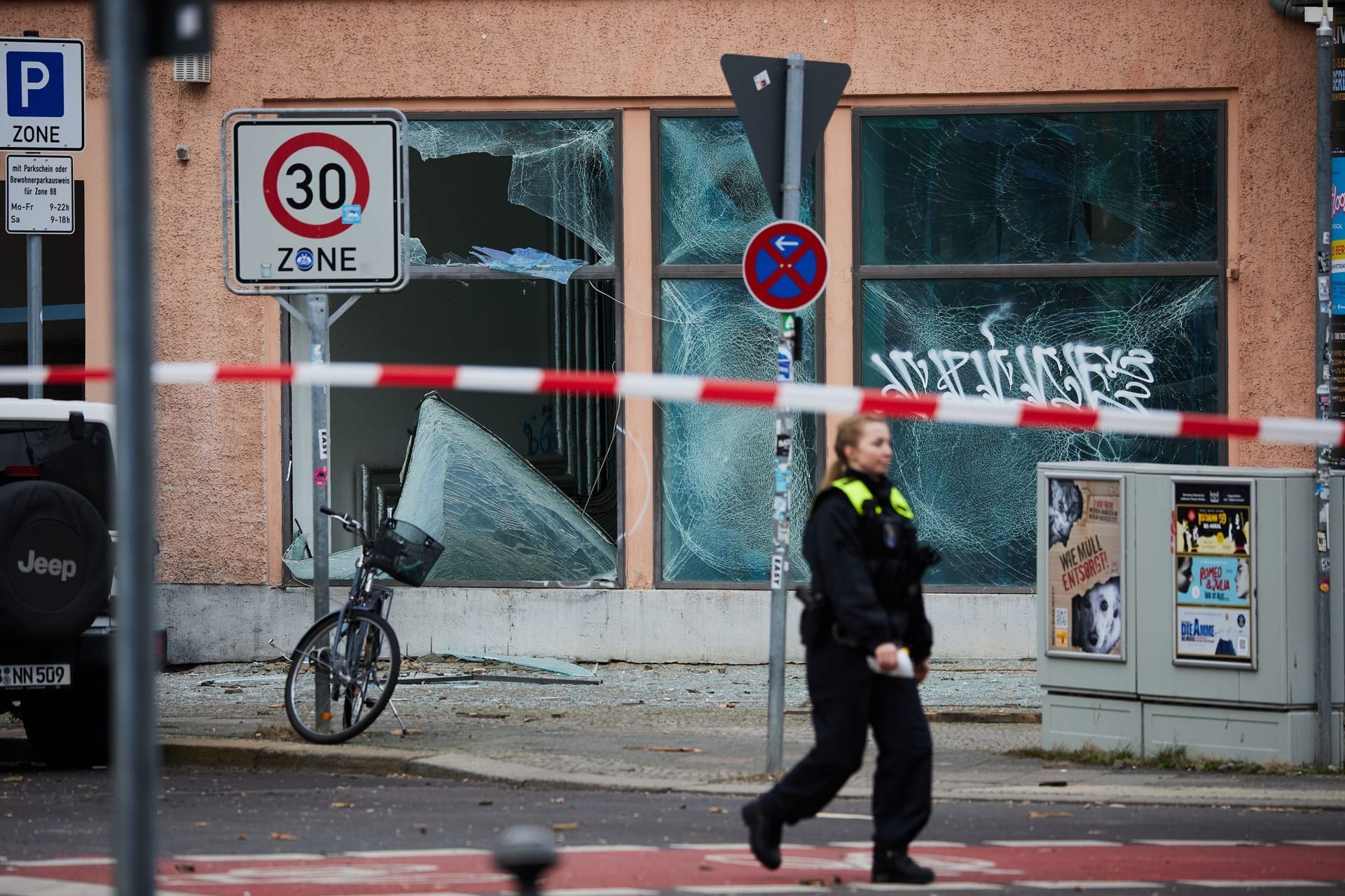 Schwere Schäden durch mutmaßliche Kugelbombe