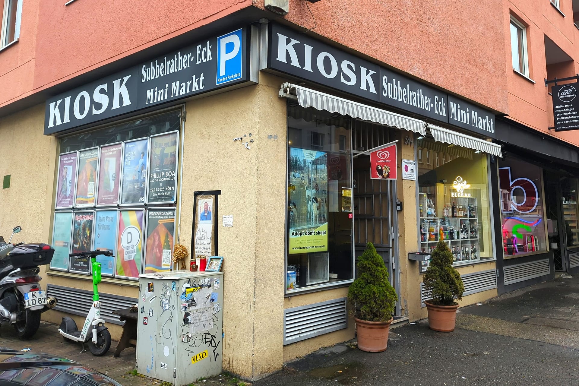 Der Kiosk an der Subbelrather Straße: Eine Gedenkplakette erinnert an den verstorbenen Roberto.