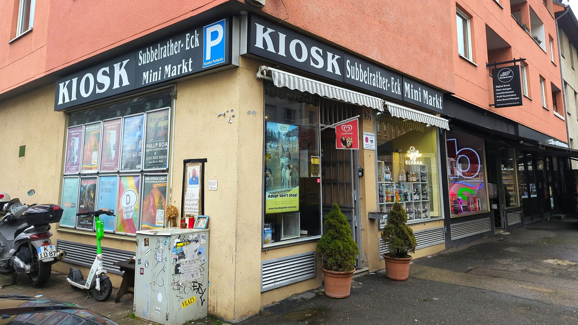 Der Kiosk an der Subbelrather Straße: Eine Gedenkplakette erinnert an den verstorbenen Roberto.