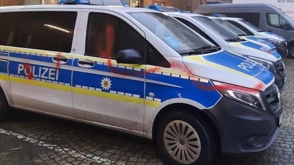 Beschmierte Wagen der Bundespolizei: Die Beschuldigte wurde geschnappt.