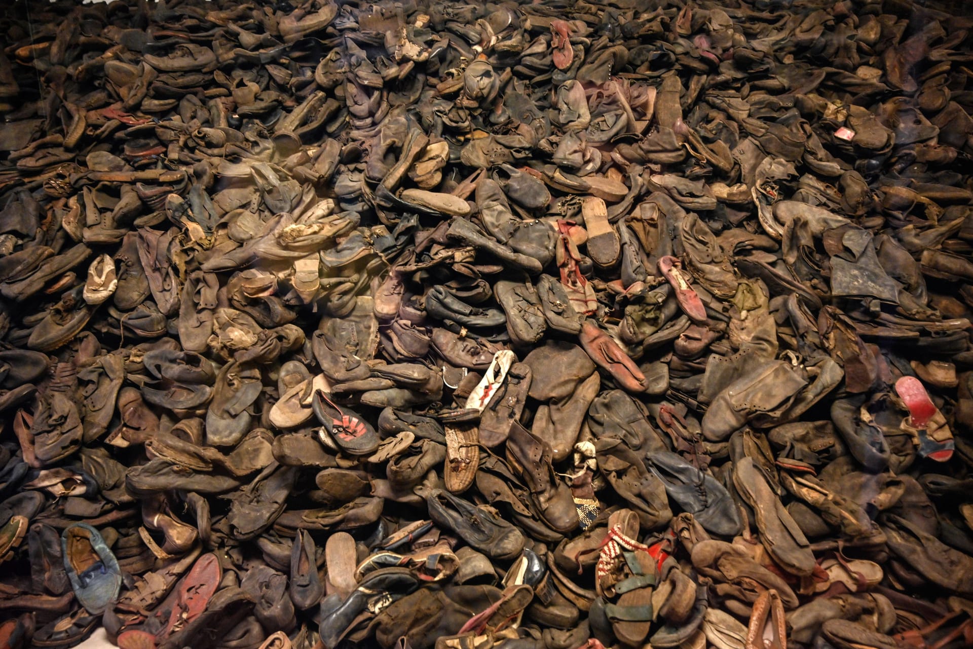 Im ehemaligen Konzentrationslager Auschwitz-Birkenau: In der in ein Museum umgewandelten Baracke befindet sich die Vitrine mit Schuhen, die einst den deportierten und ermordeten Juden gehörten.