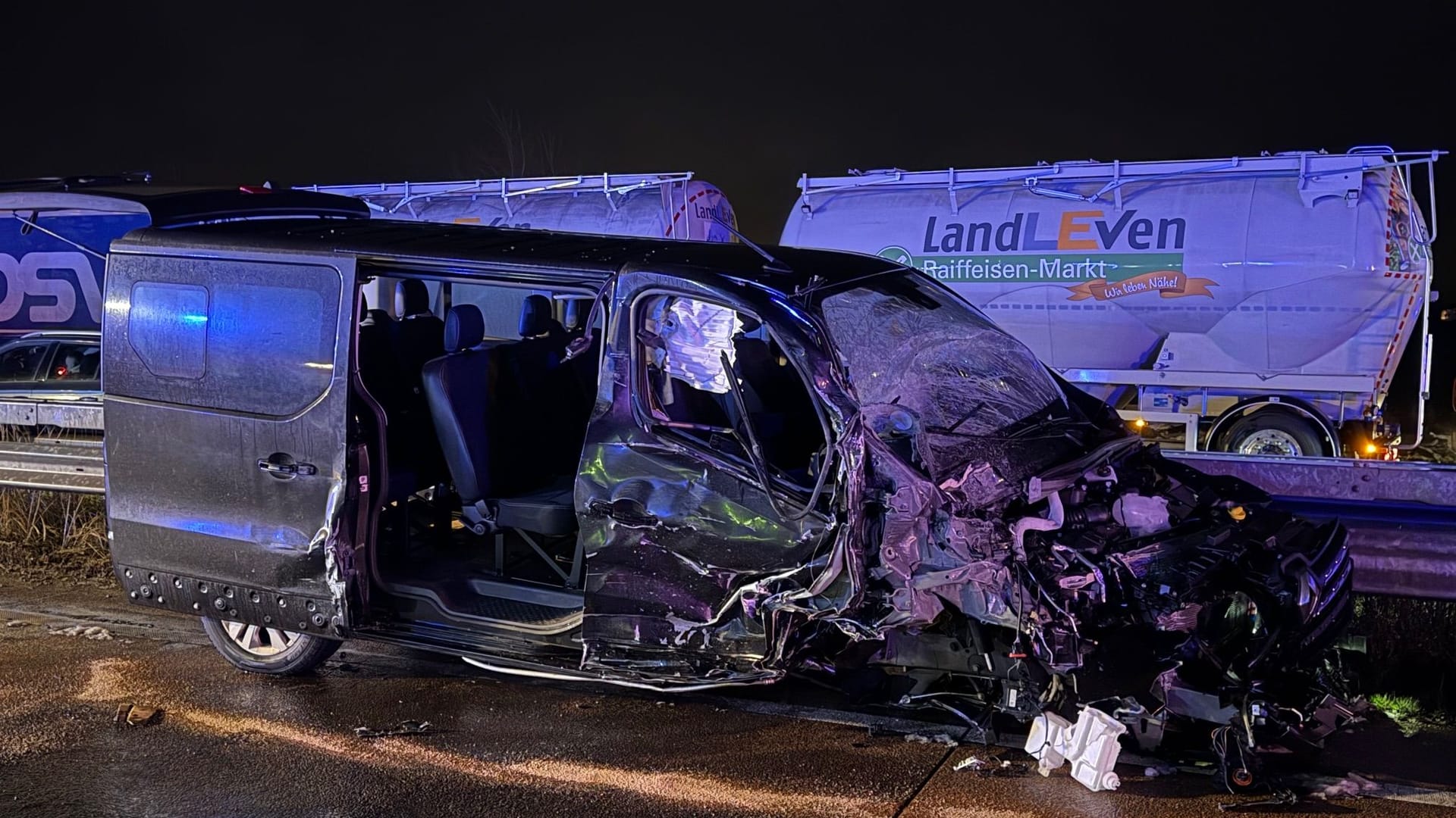 Bei einem Unfall auf der A1 bei Barsbüttel verletzten sich am Montagmorgen bis zu 15 Personen.