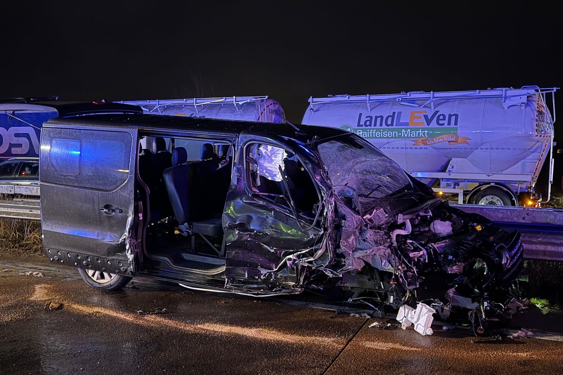 Bei einem Unfall auf der A1 bei Barsbüttel verletzten sich am Montagmorgen bis zu 15 Personen.