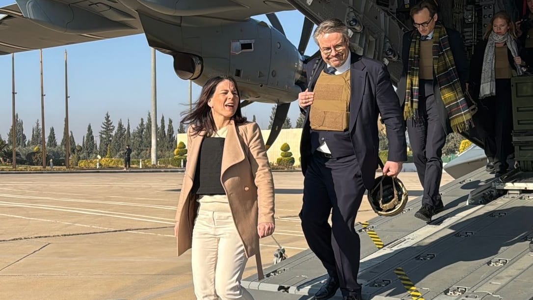 Außenministerin Annalena Baerbock steigt auf dem Flughafen von Damaskus aus einem A400M der Luftwaffe.