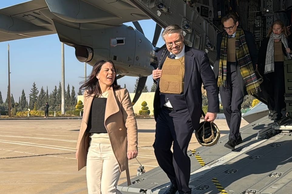 Außenministerin Annalena Baerbock steigt auf dem Flughafen von Damaskus aus einem A400M der Luftwaffe.