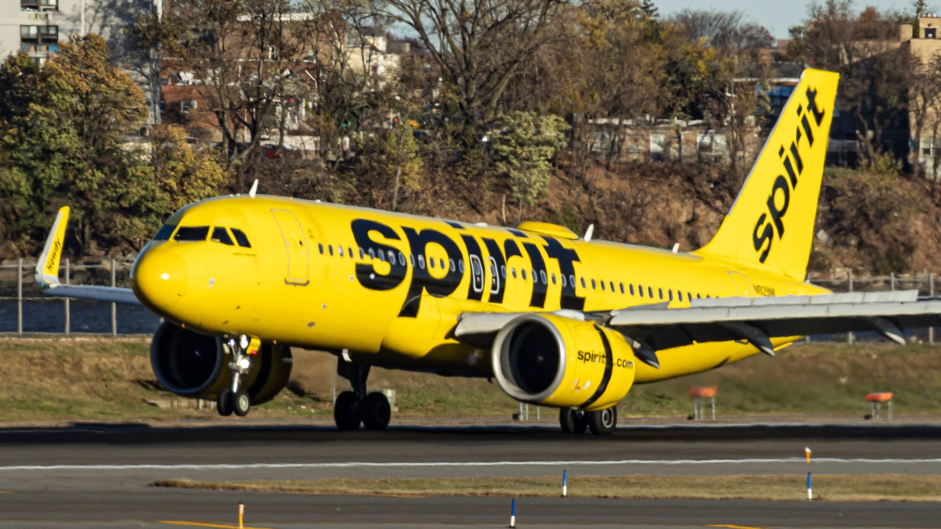 Ein Flieger der Spirit Airline: Die Billig-Fluglinie achtet verschärft auf Kleidung und Aussehen seiner Passagiere (Archivfoto).