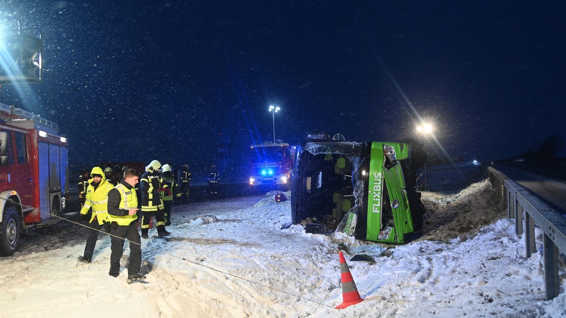 Schwerer Busunfall auf A11