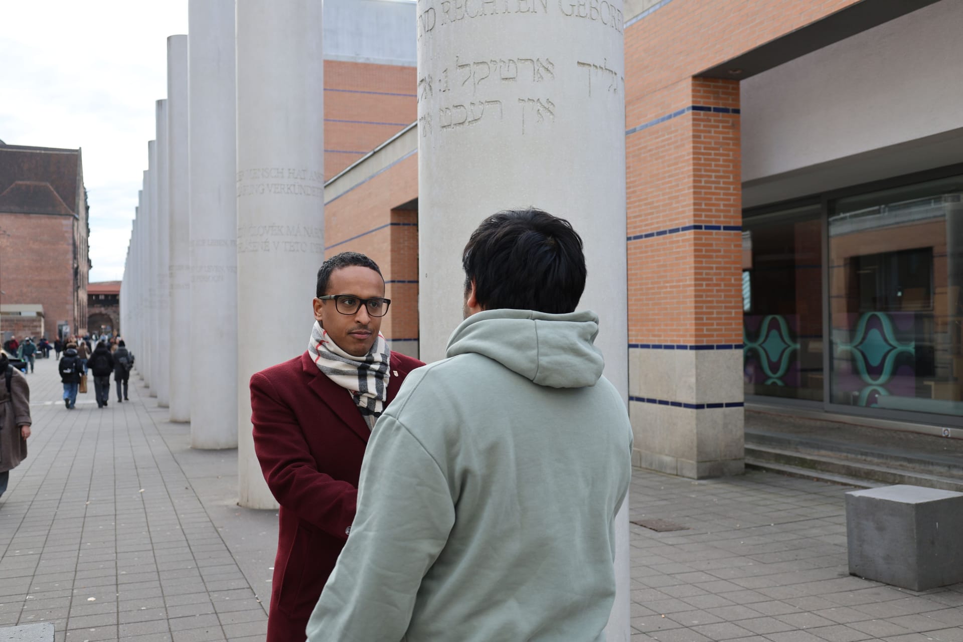 Nasser Ahmed im Gespräch mit einem Mann, der ihn rassistisch beleidigt hat: Den Nürnberger SPD-Chef erreichen noch immer unzählige Hassnachrichten