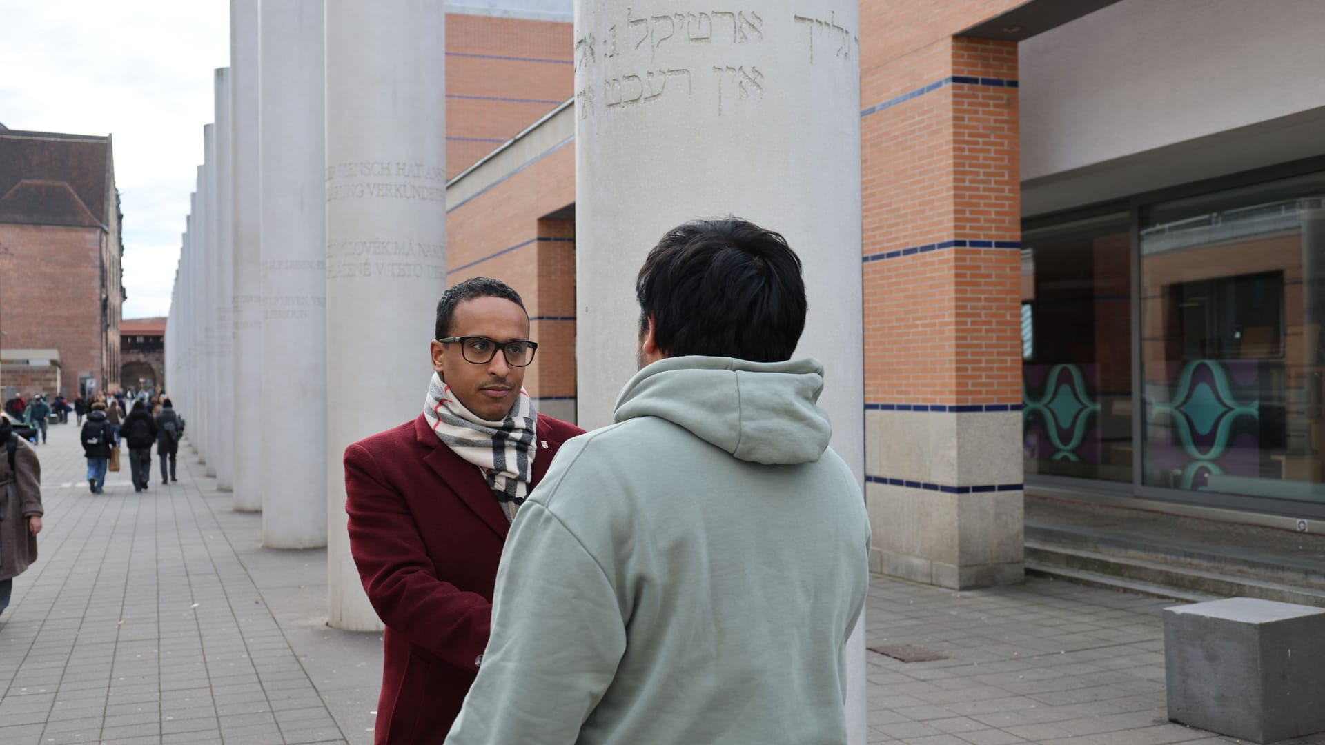 Nasser Ahmed im Gespräch mit einem Mann, der ihn rassistisch beleidigt hat: Den Nürnberger SPD-Chef erreichen noch immer unzählige Hassnachrichten