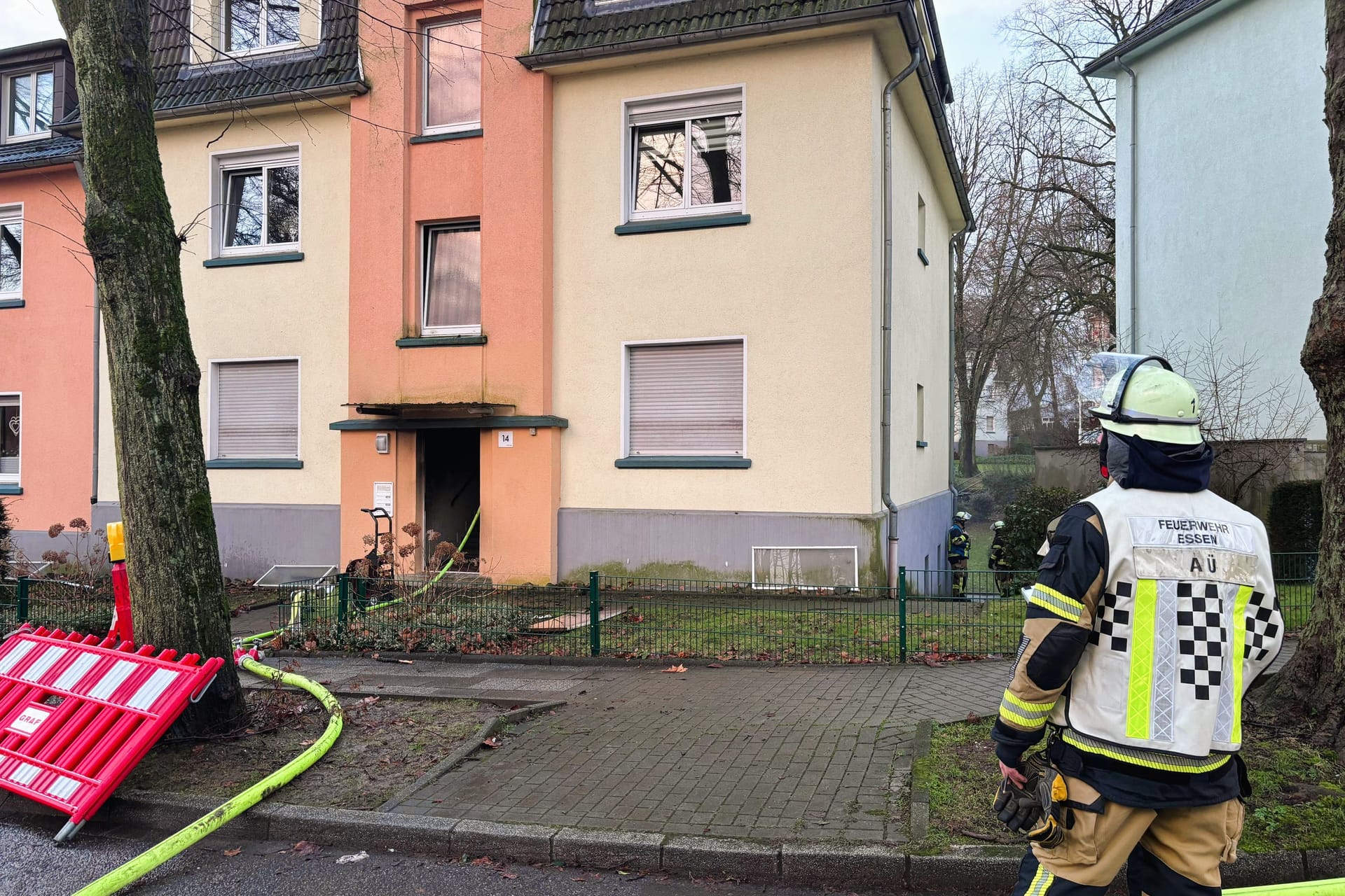 Blick auf die Einsatzstelle: Innerhalb von kurzer Zeit musste die Essener Feuerwehr zwei Brände in demselben Wohnhaus löschen.