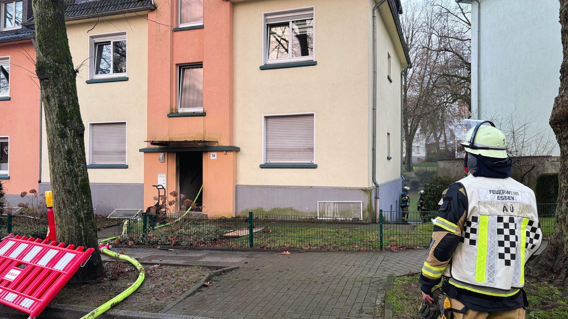 Blick auf die Einsatzstelle: Innerhalb von kurzer Zeit musste die Essener Feuerwehr zwei Brände in demselben Wohnhaus löschen.