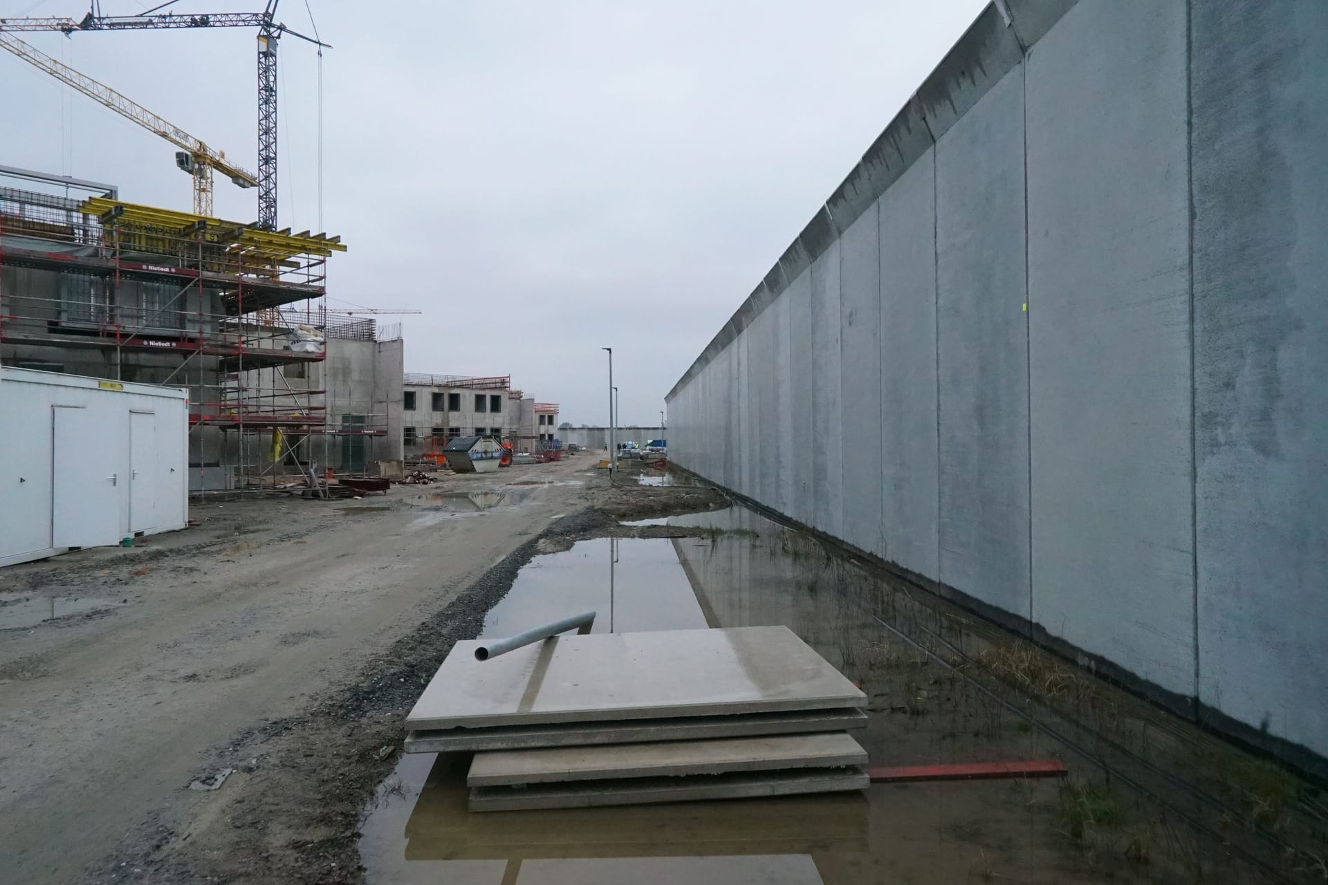 Baustelle der Jugendhaftanstalt in Hamburg-Billwerder: Stadt begeht Richtfest des "modernsten Jugendgefängnis Deutschlands".