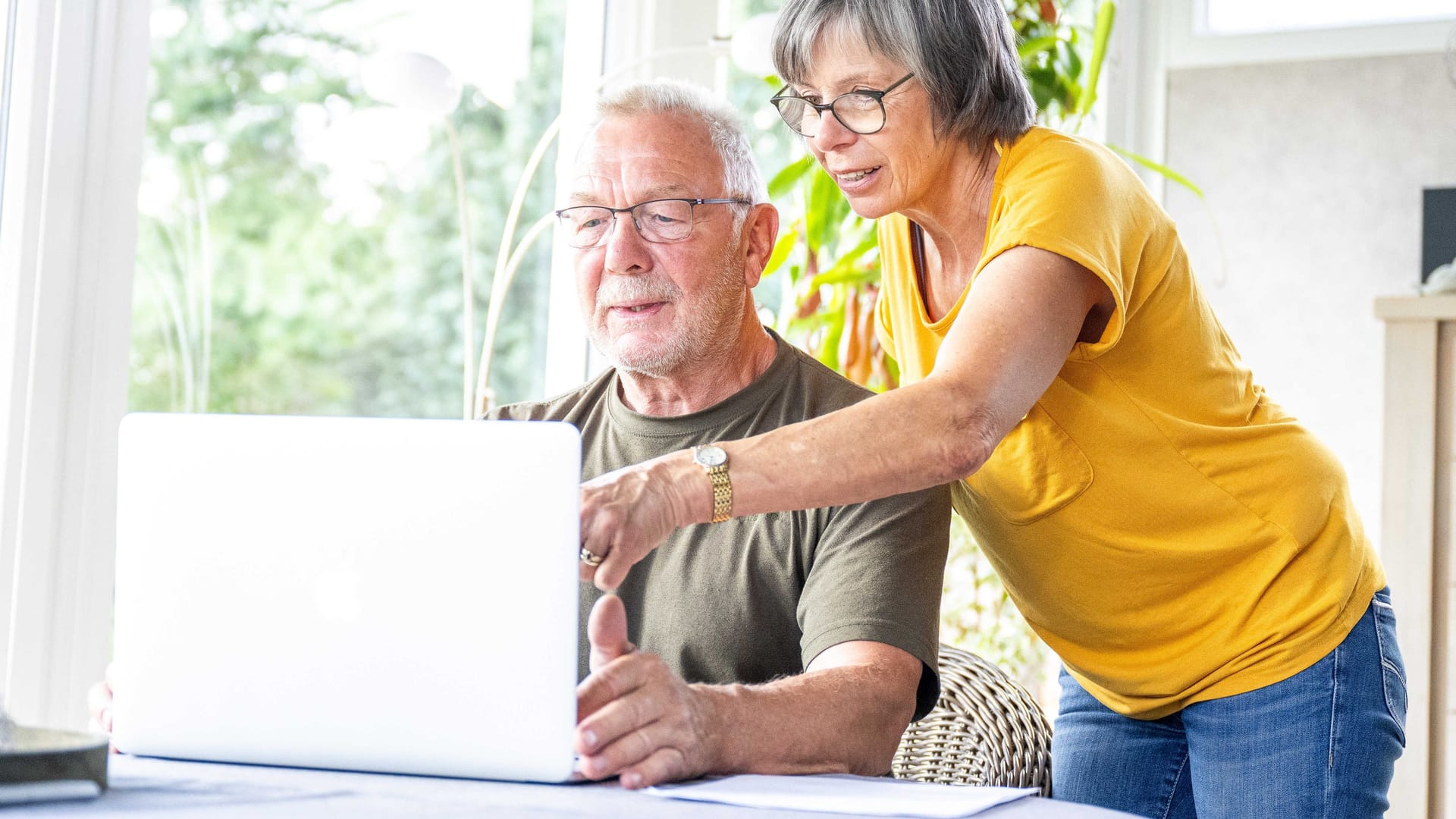 Paar am Laptop: Die Zinsentwicklung könnte Sparer zu einem Denkfehler verleiten.