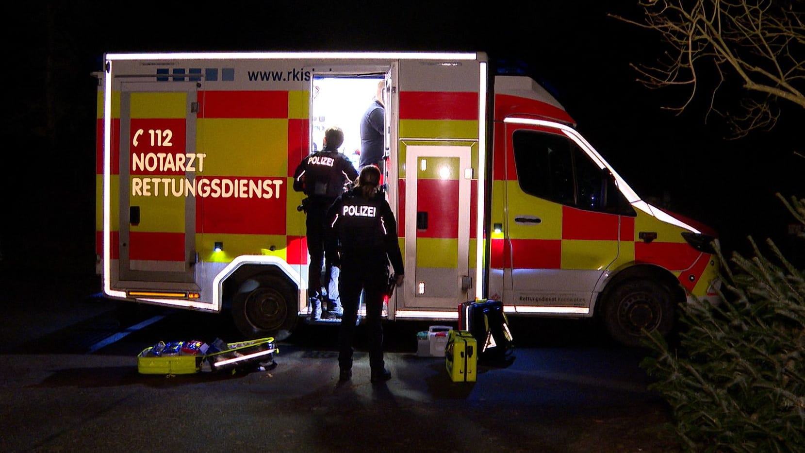 Die Beamten wurden gegen 0.30 Uhr in die Gärtnerstraße gerufen. Die verdächtige Frau sei nach den ersten polizeilichen Maßnahmen wieder auf freien Fuß gesetzt worden.