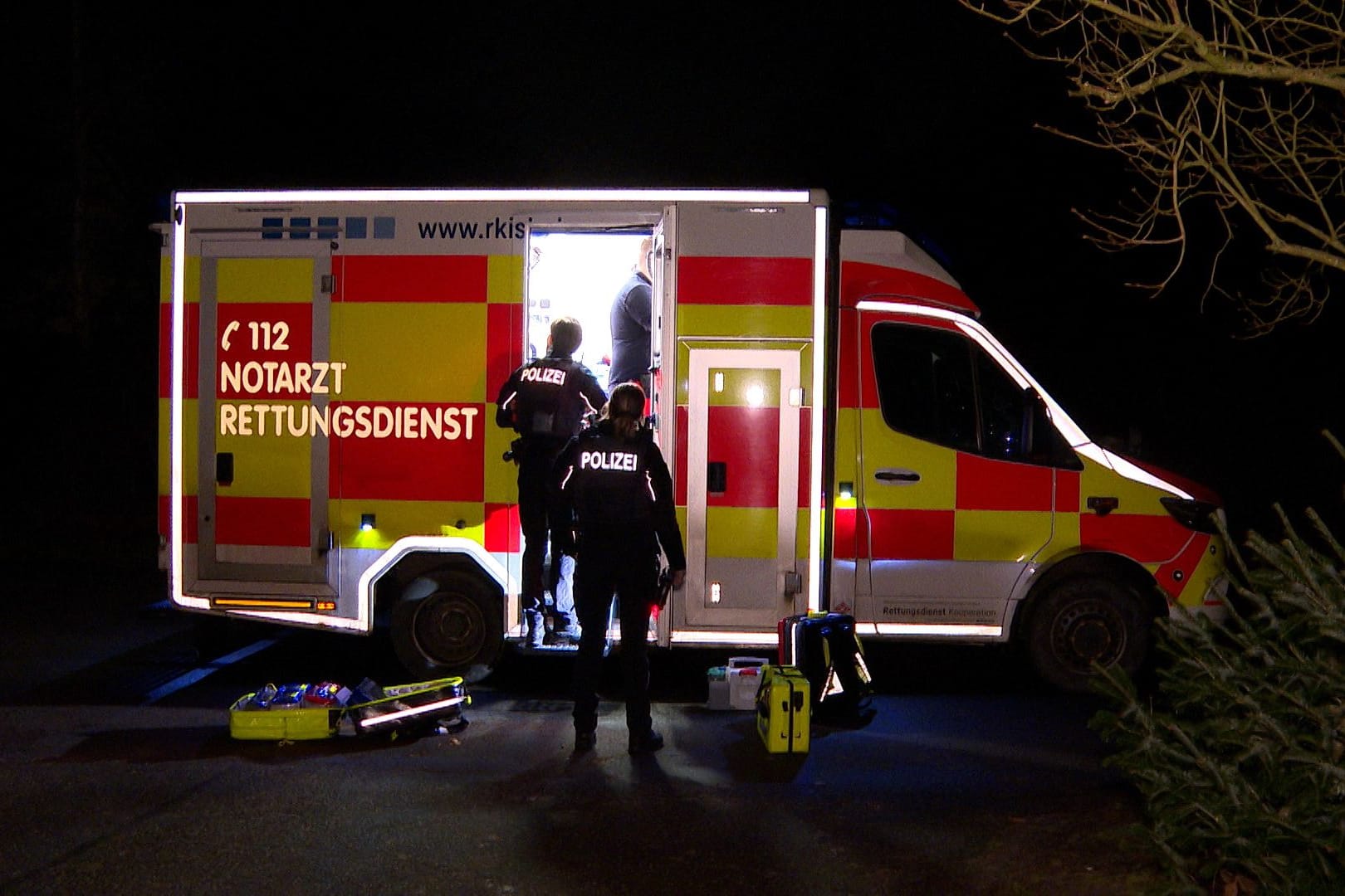 Die Beamten wurden gegen 0.30 Uhr in die Gärtnerstraße gerufen. Die verdächtige Frau sei nach den ersten polizeilichen Maßnahmen wieder auf freien Fuß gesetzt worden.