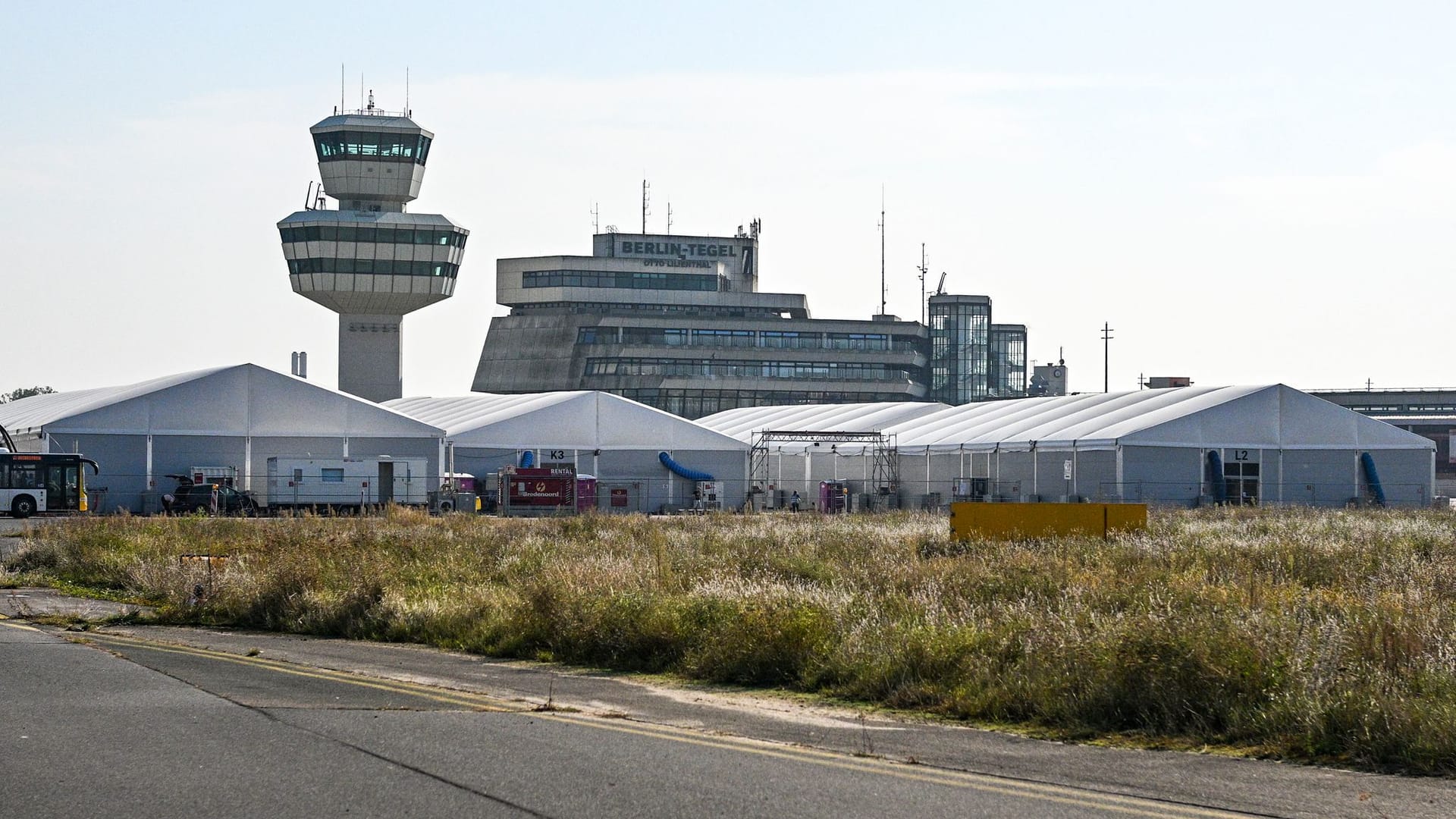 Unterkünfte am Flughafen Tegel (Archivbild): Auf dem Gelände leben seit Jahren Geflüchtete.