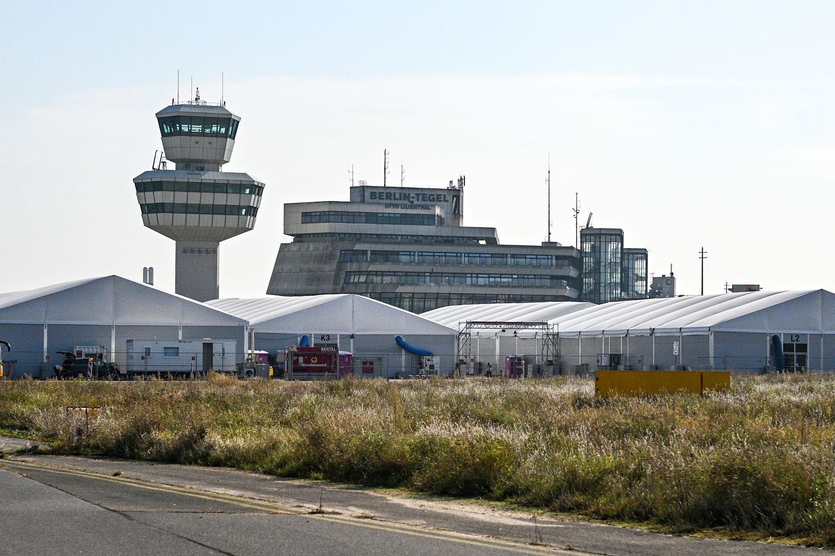 Unterkünfte am Flughafen Tegel (Archivbild): Auf dem Gelände leben seit Jahren Geflüchtete.