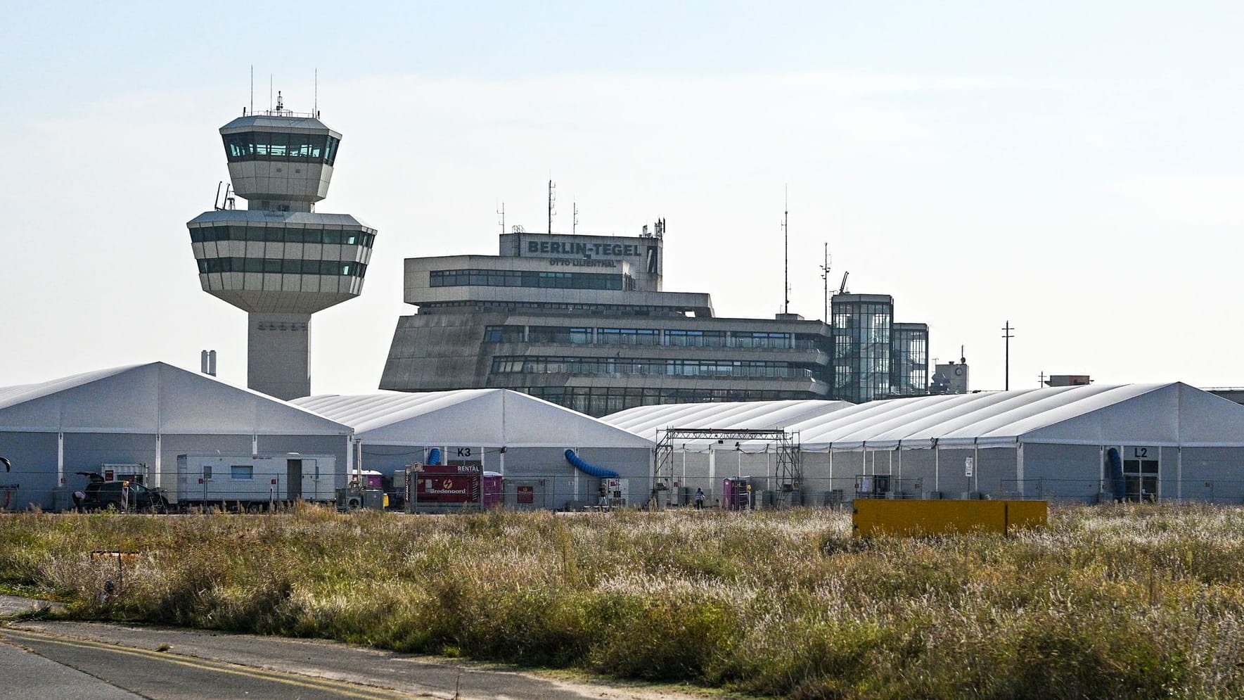 Unterkünfte am Flughafen Tegel (Archivbild): Auf dem Gelände leben seit Jahren Geflüchtete.