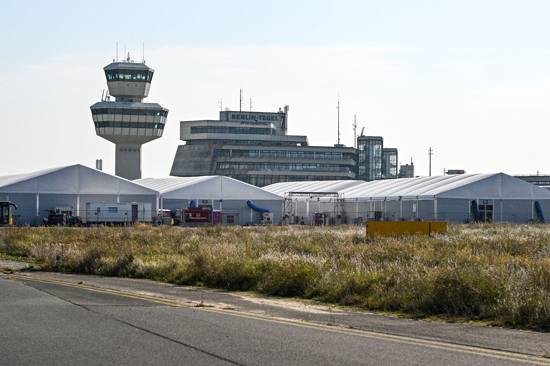 Unterkünfte am Flughafen Tegel (Archivbild): Auf dem Gelände leben seit Jahren Geflüchtete.