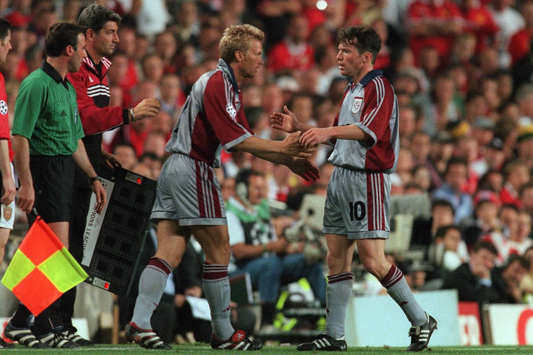 Lothar Matthäus (r.) verlässt den Platz, Thorsten Fink läuft auf.