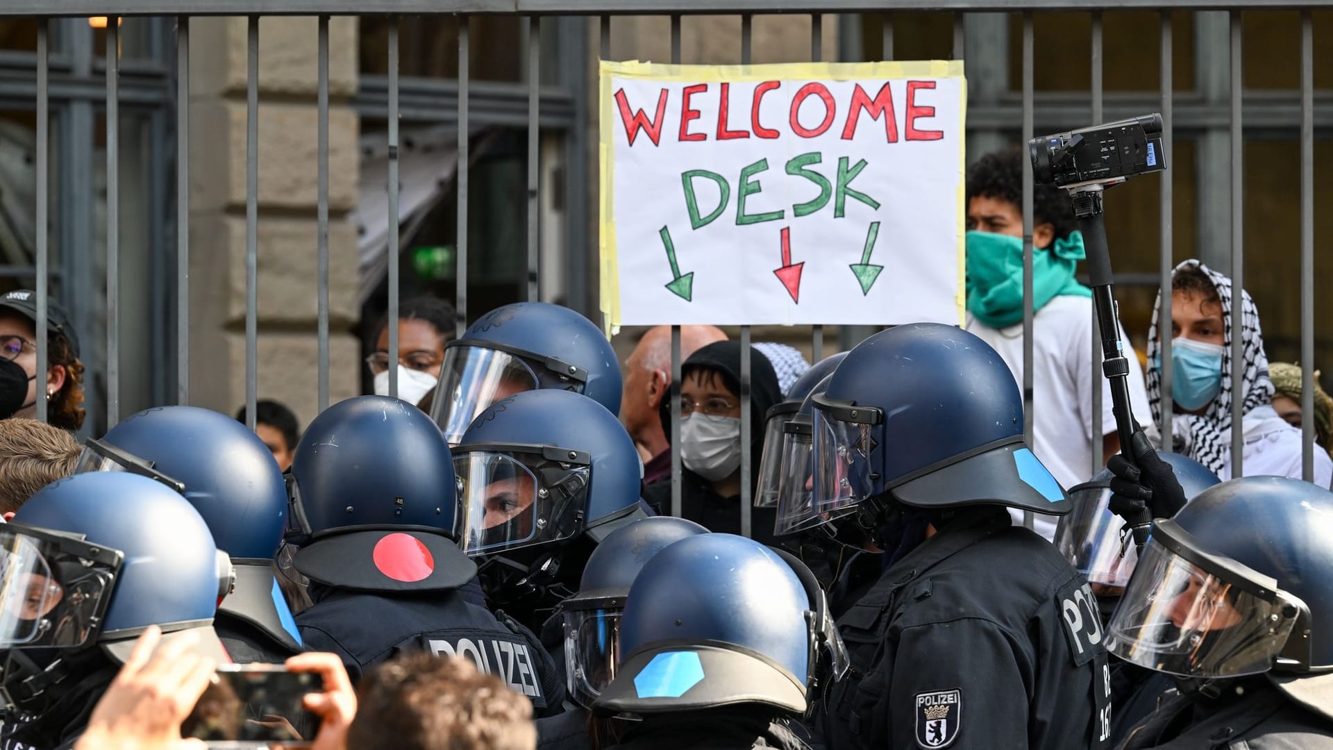 Räumung von propalästinensischen Demonstranten im Mai: Polizisten und Demonstranten vor dem Institut für Sozialwissenschaften der Humboldt-Universität.