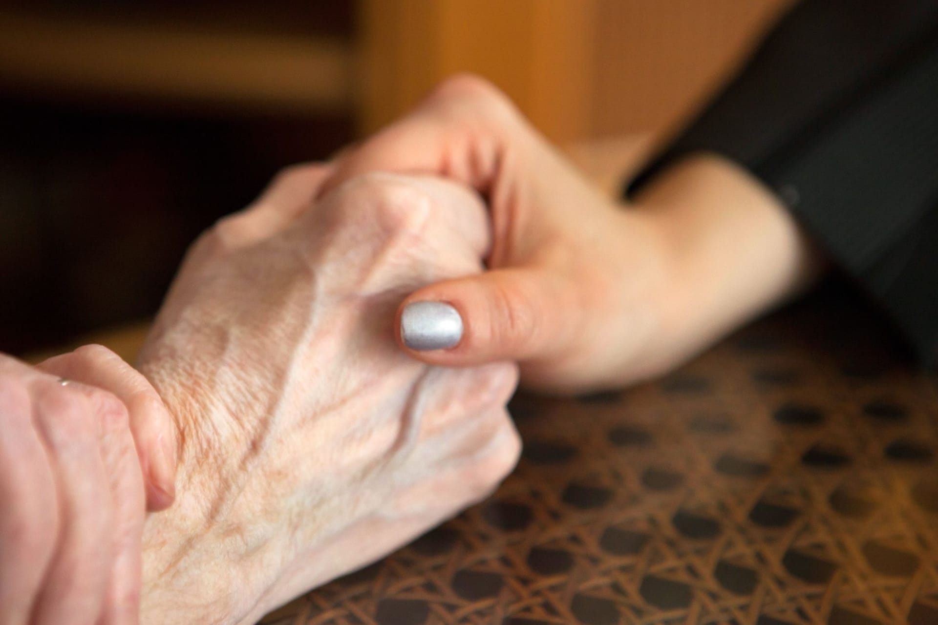 Tochter und Mutter halten sich an den Händen