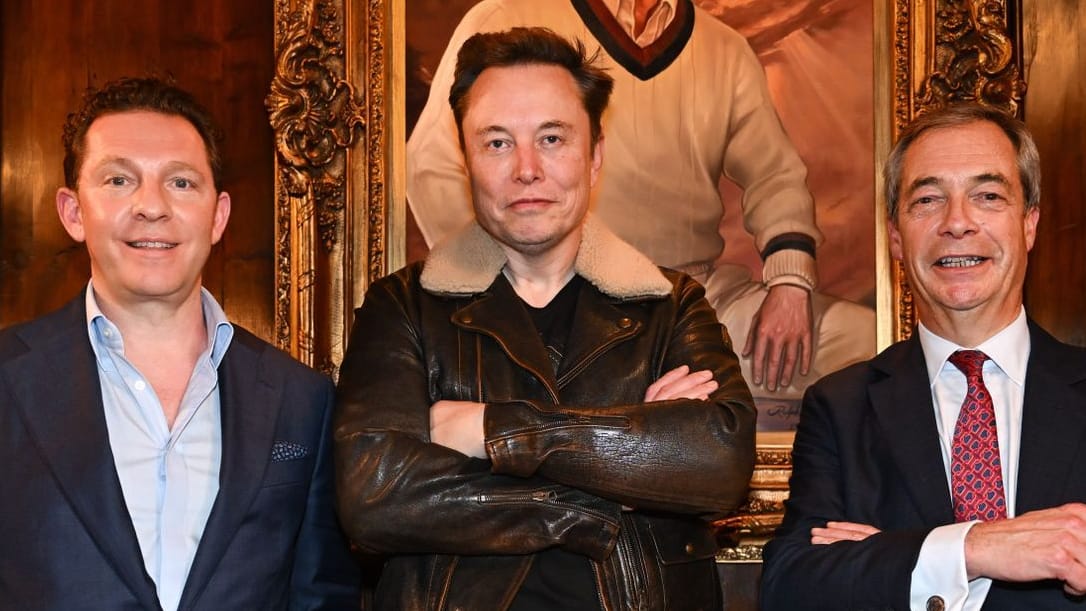 Nigel Farage (r.) und der Schatzmeister der Partei Reform UK, Nick Candy (l.), bei ihrem Treffen mit Elon Musk in Trumps Residenz in Mar-a-Lago, Florida.