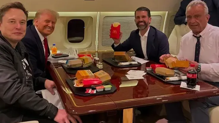 Fastfood mit dem designierten Gesundheitsminister: Robert F. Kennedy Jr. in Donald Trumps Privatflieger mit dem US-Präsidenten und dessen Sohn Donald Trump Jr. .