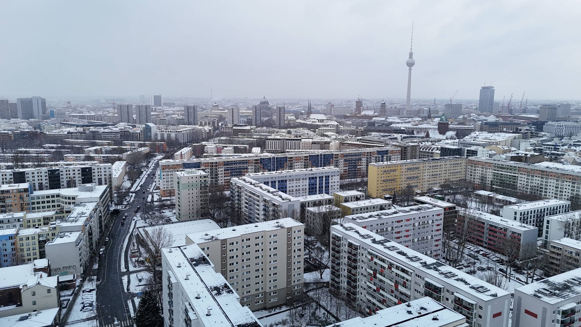 Berlin aus der Luft (Archivbild): Der Deutsche Wetterdienst kündigt Schneeschauer in der Hauptstadt und in Brandenburg an.