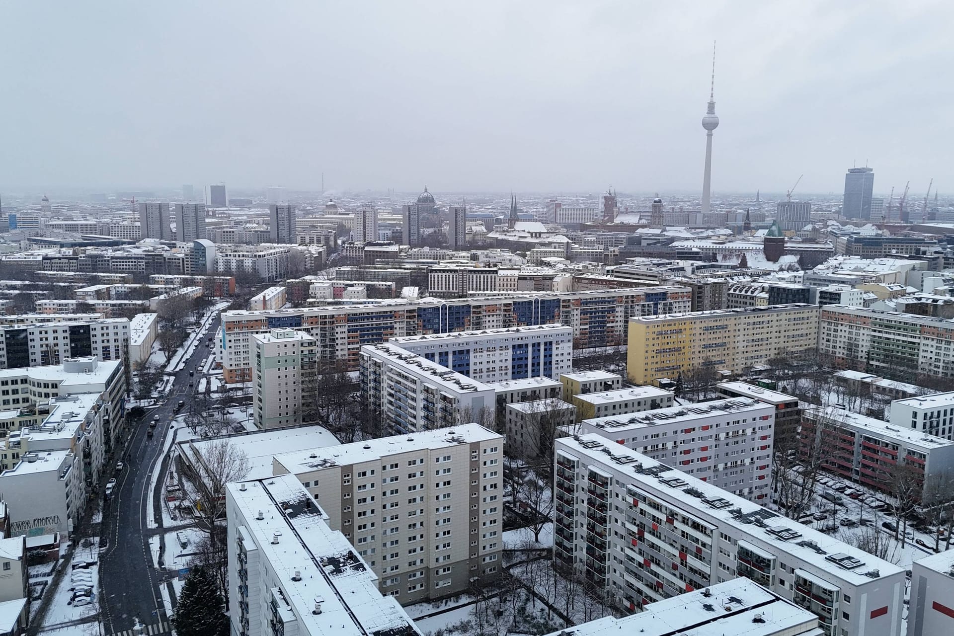 Berlin aus der Luft (Archivbild): Der Deutsche Wetterdienst kündigt Schneeschauer in der Hauptstadt und in Brandenburg an.