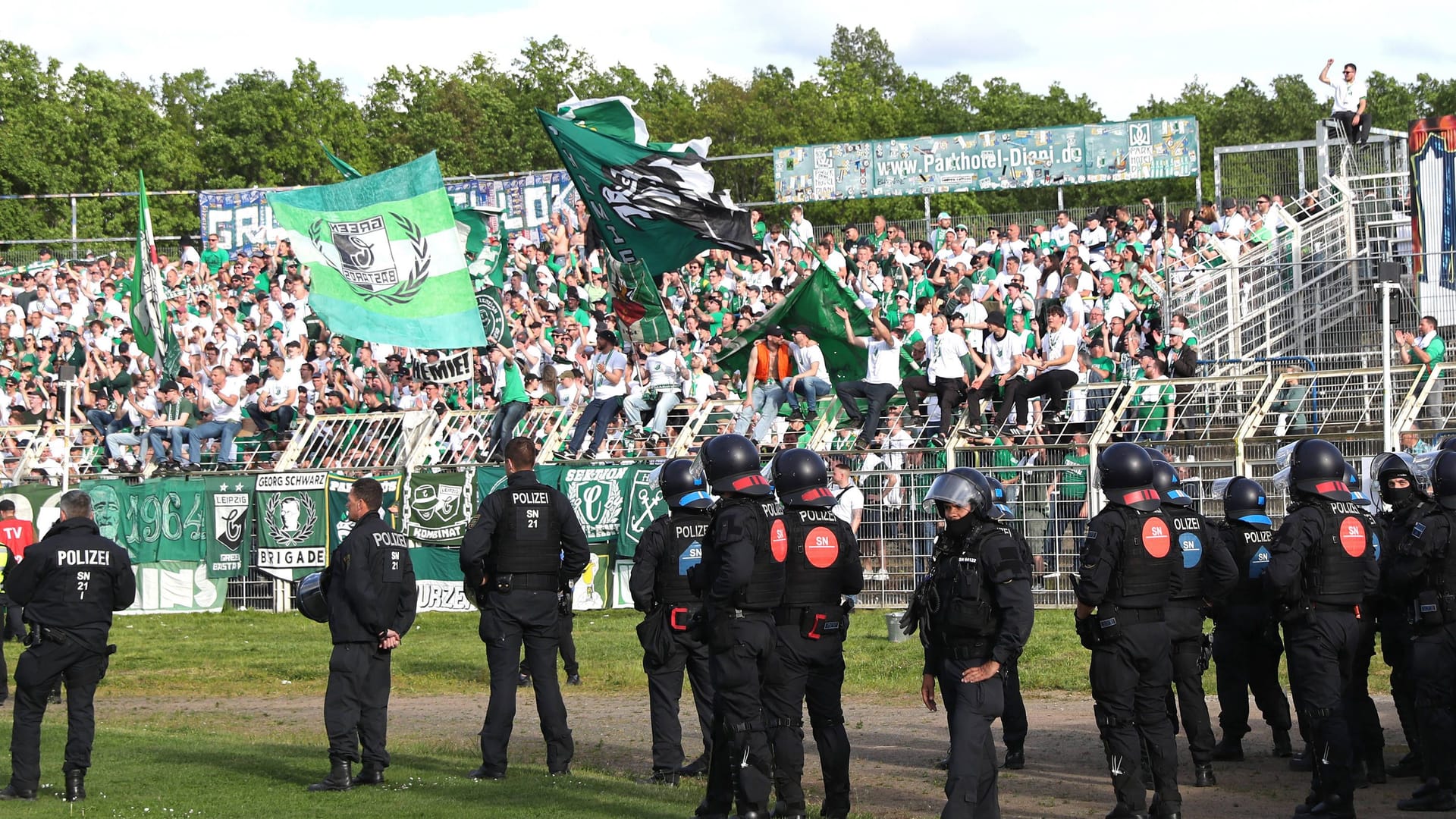 Polizei vor dem Fanblock der BSG Chemie im Stadion von Lokomotive Leipzig.