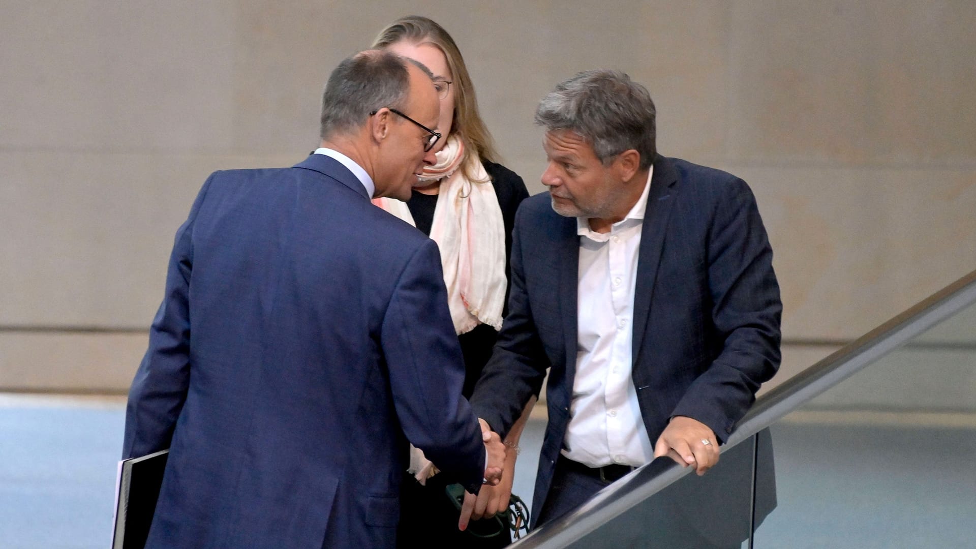 Robert Habeck spricht mit Friedrich Merz während einer Bundestagssitzung (Archivbild).