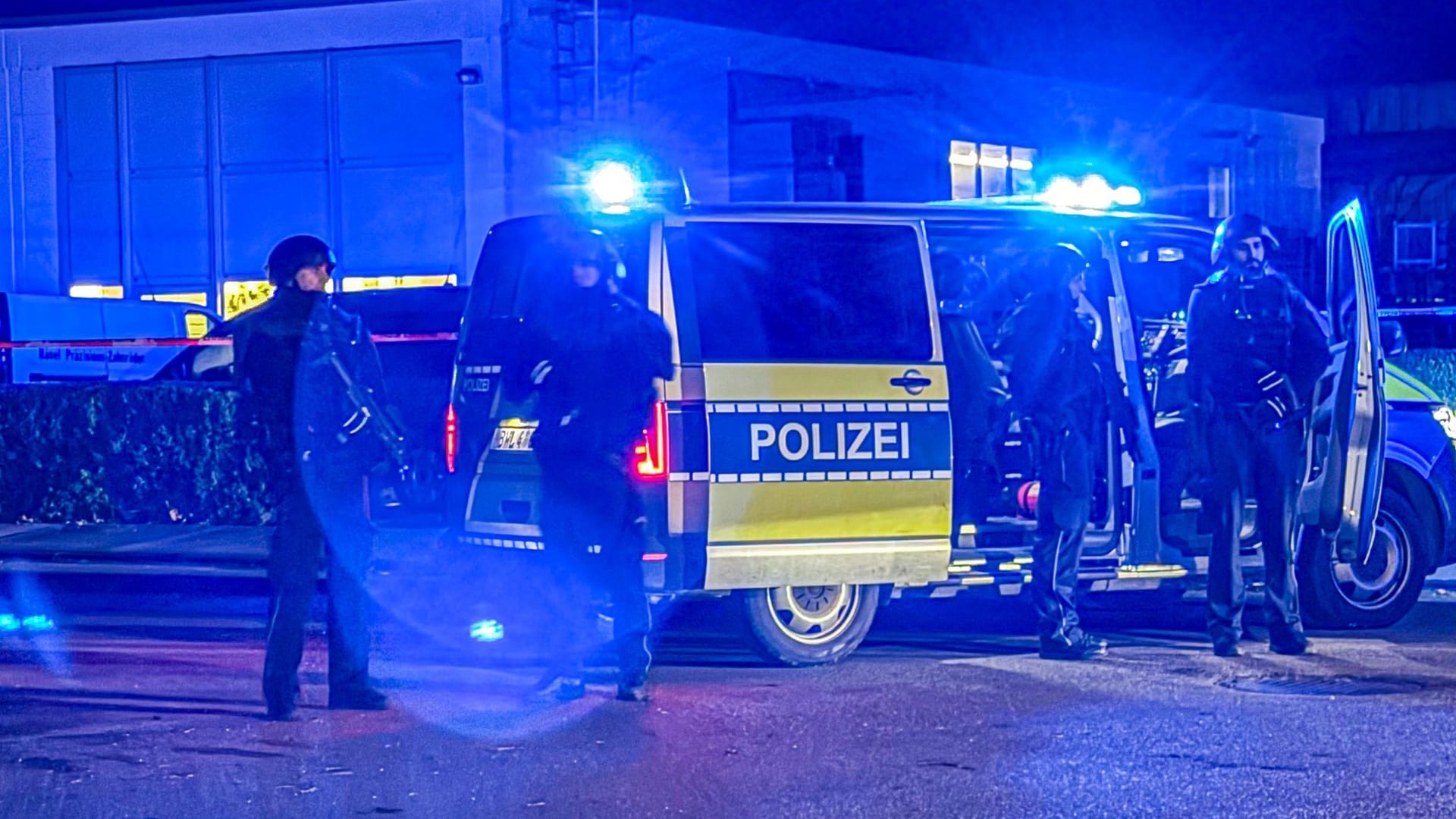 Polizisten sind nahe einer Maschinenbaufirma im Einsatz.