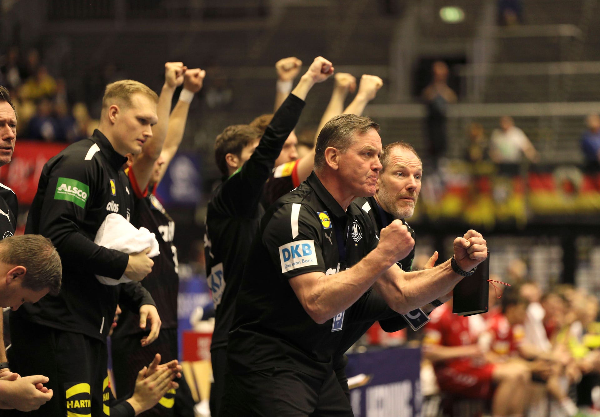 Alfred Gislason jubelt: Im Spiel gegen die Schweiz mussten der Bundestrainer und sein Team lange zittern.