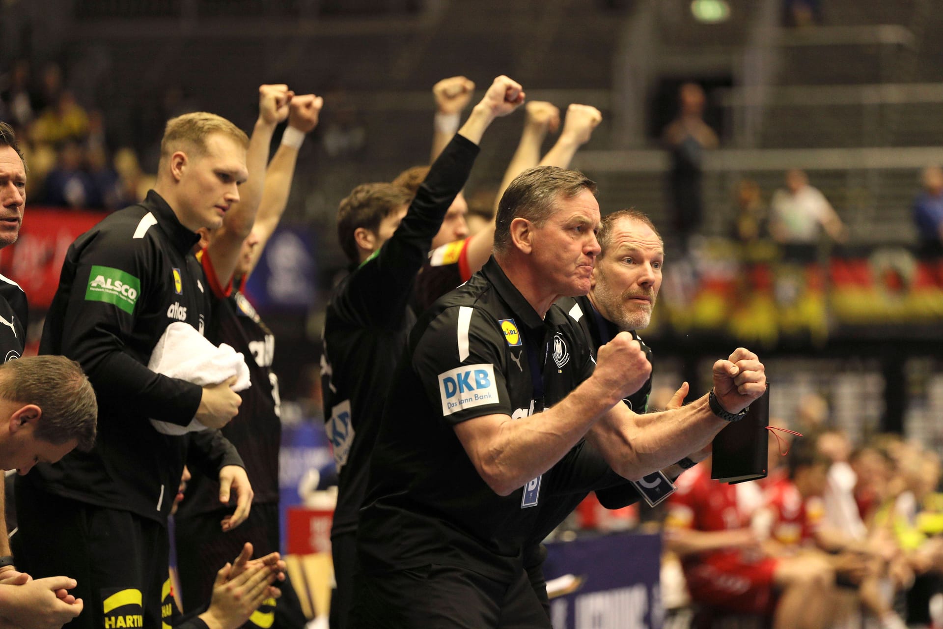 Alfred Gislason jubelt: Im Spiel gegen die Schweiz mussten der Bundestrainer und sein Team lange zittern.