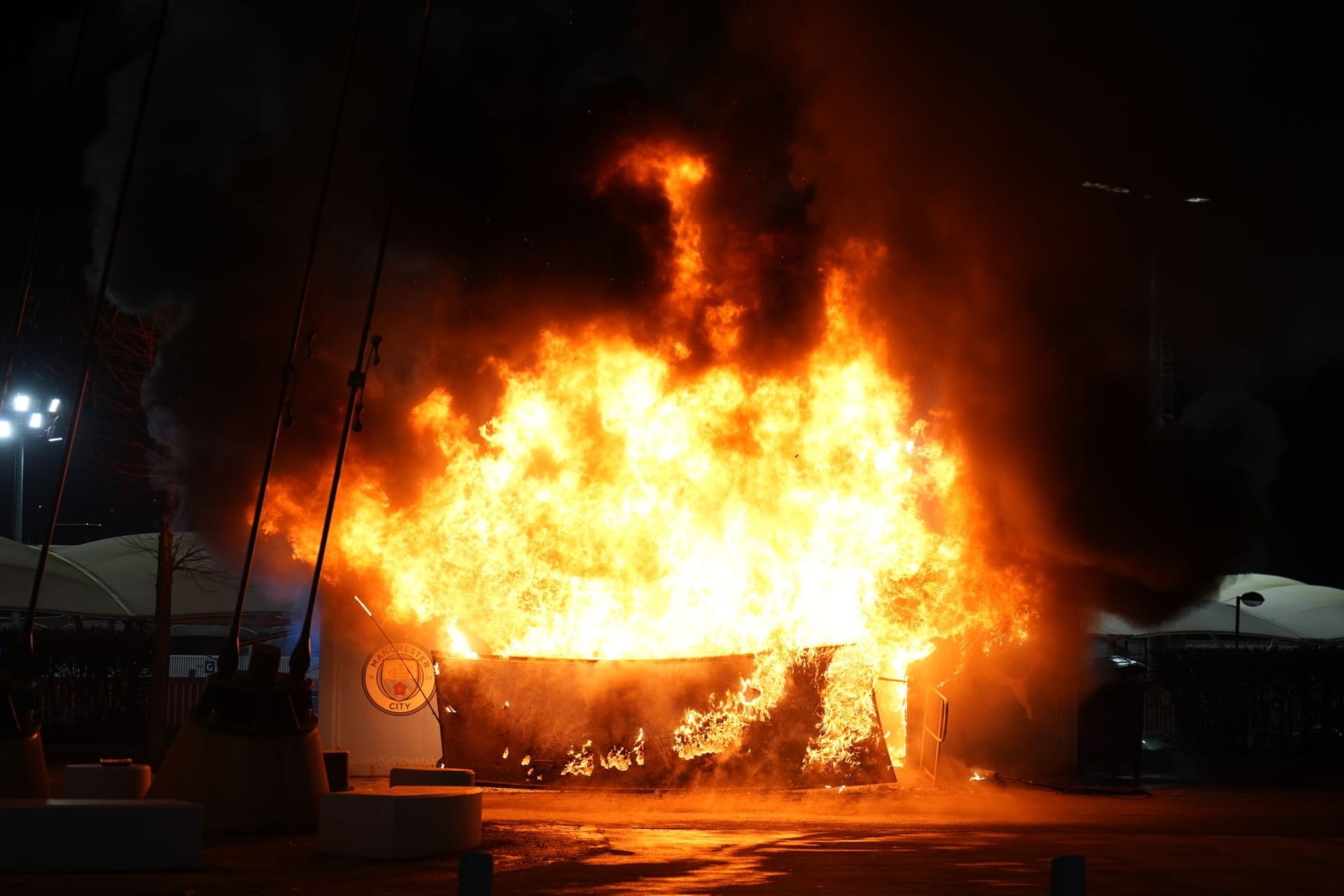 Feuer am Stadion von Manchester City vor Champions-League-Spiel