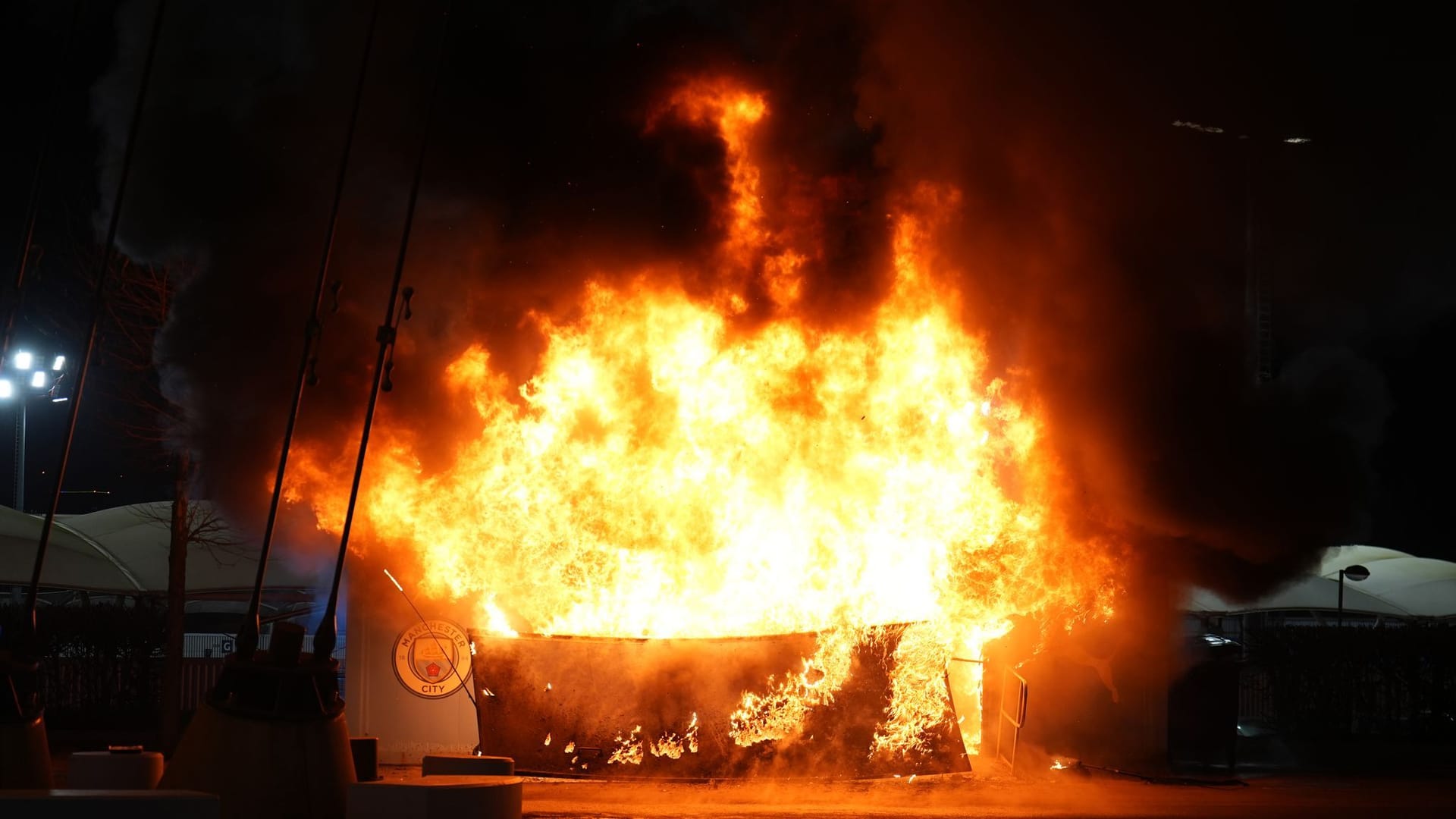 Feuer am Stadion von Manchester City vor Champions-League-Spiel