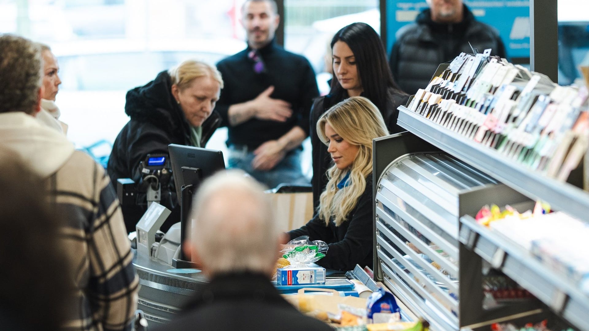 Lange Schlangen im Aldi in Köln-Zollstock: Sylvie Meis kassierte für mehrere Stunden für den guten Zweck.