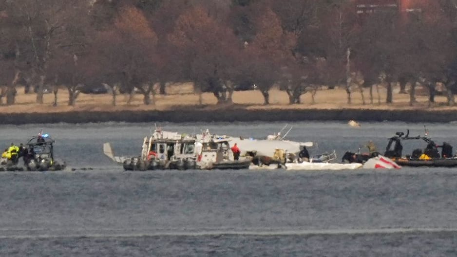 Rettungskräfte suchen nahe des Wracks im Potomac River nach Opfern.