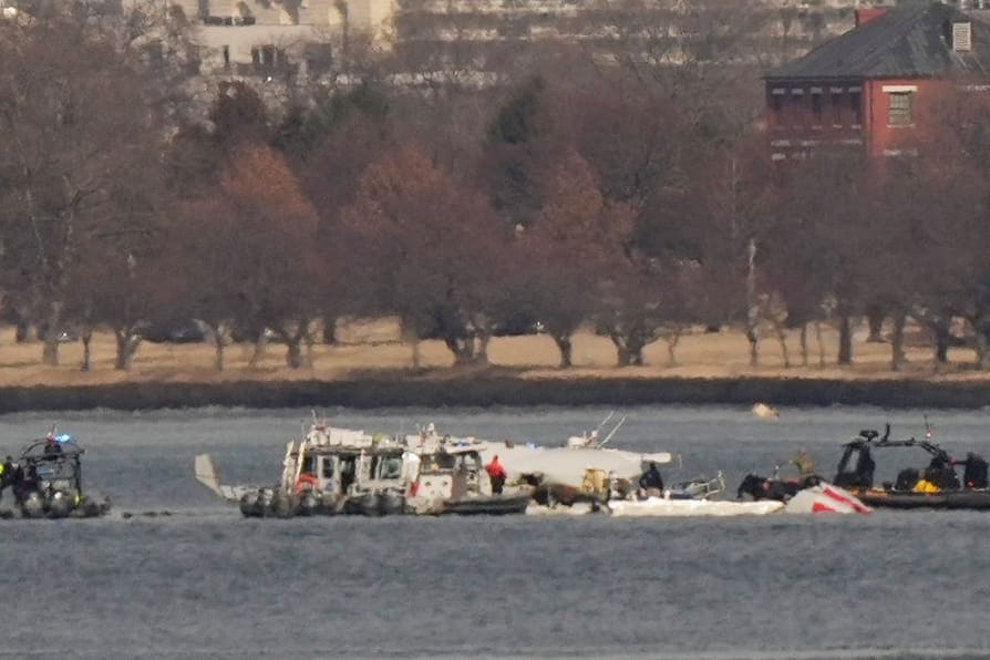 Rettungskräfte suchen nahe des Wracks im Potomac River nach Opfern.