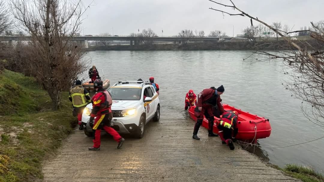 Einsatzkräfte in Zagreb: Im Gebiet um den Fluss Save wird ein vermisstes Kind gesucht.